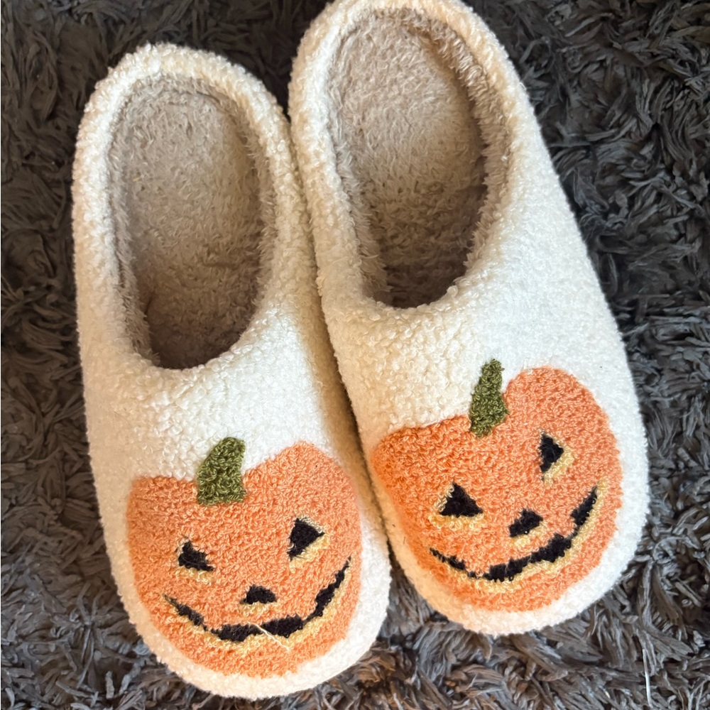 Cozy women’s size 7/8 Pumpkin Slipper - Cream & Orange